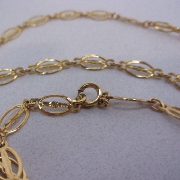 Holy Mary Filigree Gold Tone Pendant Necklace 24" L - Picture 7 of 10